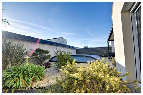 Dpt Charente Maritime (17), à vendre AIGREFEUILLE D'AUNIS maison P5 PLAIN PIED, TROIS CHAMBRES DONT UNE PARENTALE, DEUX SALLES D'EAU, GARAGE, PISCINE AU SEL, CARPORT