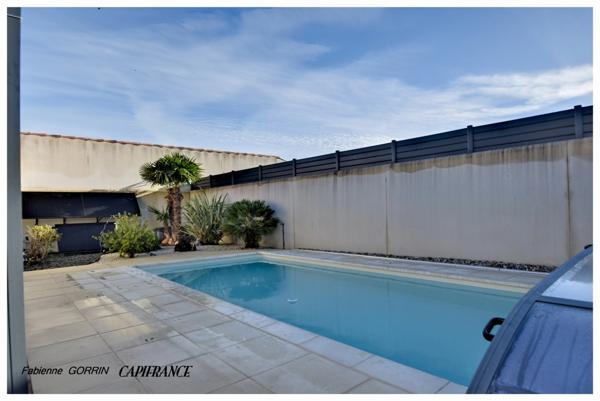 Dpt Charente Maritime (17), à vendre AIGREFEUILLE D'AUNIS maison P5 PLAIN PIED, TROIS CHAMBRES DONT UNE PARENTALE, DEUX SALLES D'EAU, GARAGE, PISCINE AU SEL, CARPORT