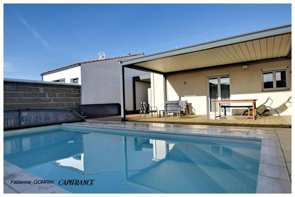 Dpt Charente Maritime (17), à vendre AIGREFEUILLE D'AUNIS maison P5 PLAIN PIED, TROIS CHAMBRES DONT UNE PARENTALE, DEUX SALLES D'EAU, GARAGE, PISCINE AU SEL, CARPORT