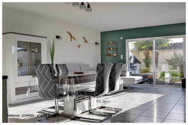 Dpt Charente Maritime (17), à vendre AIGREFEUILLE D'AUNIS maison P5 PLAIN PIED, TROIS CHAMBRES DONT UNE PARENTALE, DEUX SALLES D'EAU, GARAGE, PISCINE AU SEL, CARPORT