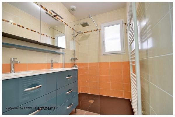 Dpt Charente Maritime (17), à vendre AIGREFEUILLE D'AUNIS maison P5 PLAIN PIED, TROIS CHAMBRES DONT UNE PARENTALE, DEUX SALLES D'EAU, GARAGE, PISCINE AU SEL, CARPORT