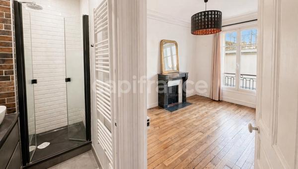 Paris 15 – 3 pièces traversant lumineux, charme de l'ancien au calme, en excellent état