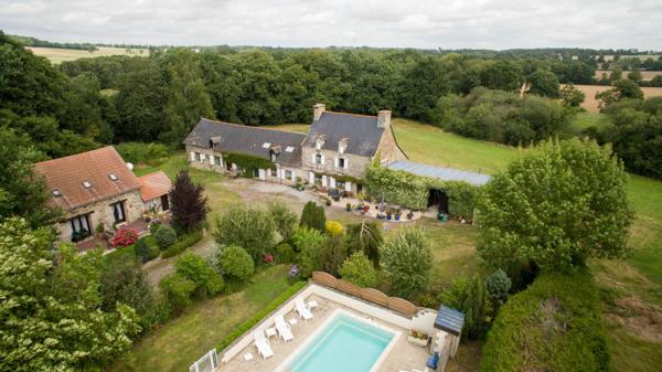Propriété de caractère en Bretagne avec grand gîte, piscine et 1,6 hectare – résidence principale et potentiel de revenus près de Pontivy