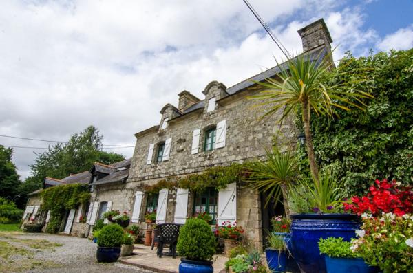 Propriété de caractère en Bretagne avec grand gîte, piscine et 1,6 hectare – résidence principale et potentiel de revenus près de Pontivy