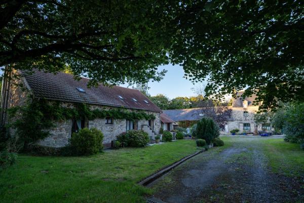 Propriété de caractère en Bretagne avec grand gîte, piscine et 1,6 hectare – résidence principale et potentiel de revenus près de Pontivy
