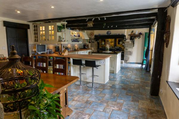 Propriété de caractère en Bretagne avec grand gîte, piscine et 1,6 hectare – résidence principale et potentiel de revenus près de Pontivy