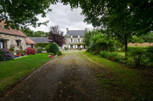 Propriété de caractère en Bretagne avec grand gîte, piscine et 1,6 hectare – résidence principale et potentiel de revenus près de Pontivy