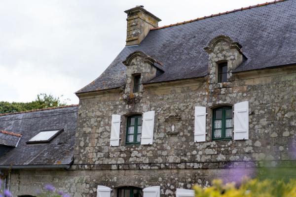 Propriété de caractère en Bretagne avec grand gîte, piscine et 1,6 hectare – résidence principale et potentiel de revenus près de Pontivy