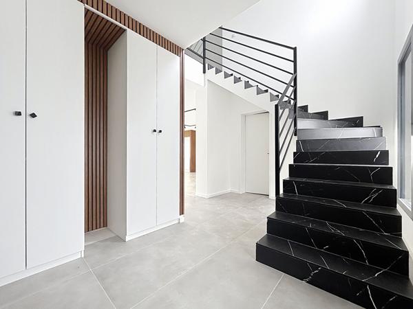 CONTEMPORAINE AUX BELLES PRESTATIONS VIE DE PLAIN PIED GARAGE Murs erigne