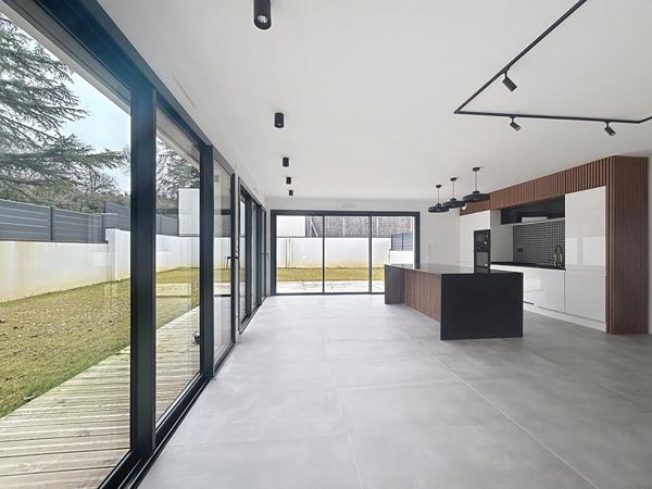 CONTEMPORAINE AUX BELLES PRESTATIONS VIE DE PLAIN PIED GARAGE Murs erigne