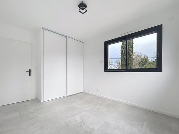 CONTEMPORAINE AUX BELLES PRESTATIONS VIE DE PLAIN PIED GARAGE Murs erigne