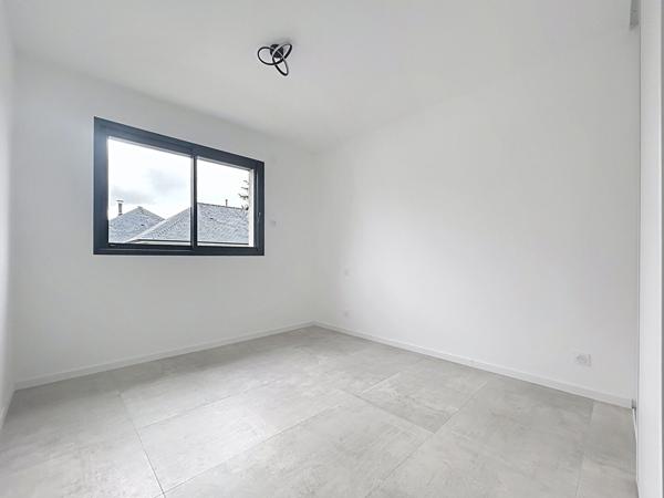 CONTEMPORAINE AUX BELLES PRESTATIONS VIE DE PLAIN PIED GARAGE Murs erigne