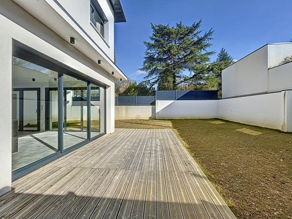 CONTEMPORAINE AUX BELLES PRESTATIONS VIE DE PLAIN PIED GARAGE Murs erigne