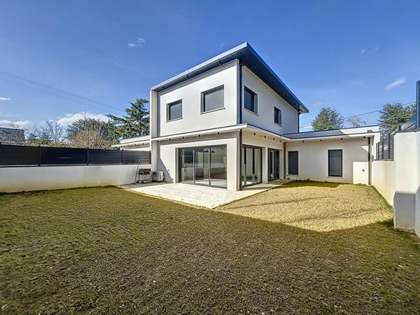 CONTEMPORAINE AUX BELLES PRESTATIONS VIE DE PLAIN PIED GARAGE Murs erigne