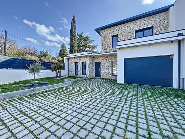CONTEMPORAINE AUX BELLES PRESTATIONS VIE DE PLAIN PIED GARAGE Murs erigne