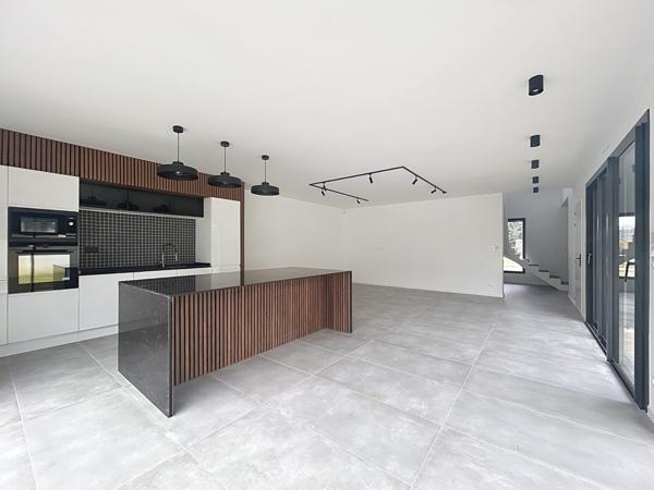 CONTEMPORAINE AUX BELLES PRESTATIONS VIE DE PLAIN PIED GARAGE Murs erigne