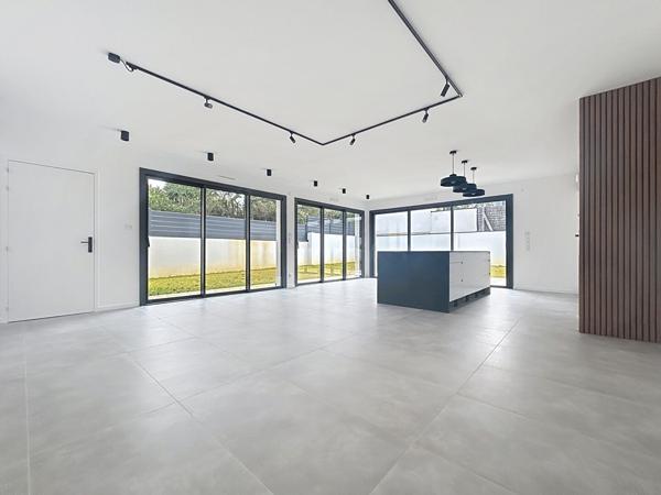 CONTEMPORAINE AUX BELLES PRESTATIONS VIE DE PLAIN PIED GARAGE Murs erigne