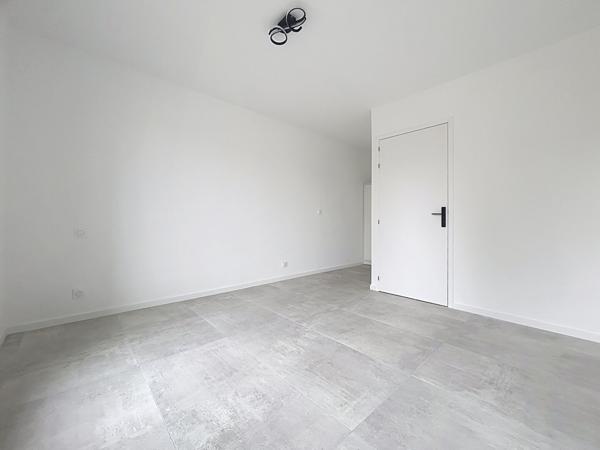 CONTEMPORAINE AUX BELLES PRESTATIONS VIE DE PLAIN PIED GARAGE Murs erigne