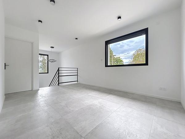 CONTEMPORAINE AUX BELLES PRESTATIONS VIE DE PLAIN PIED GARAGE Murs erigne