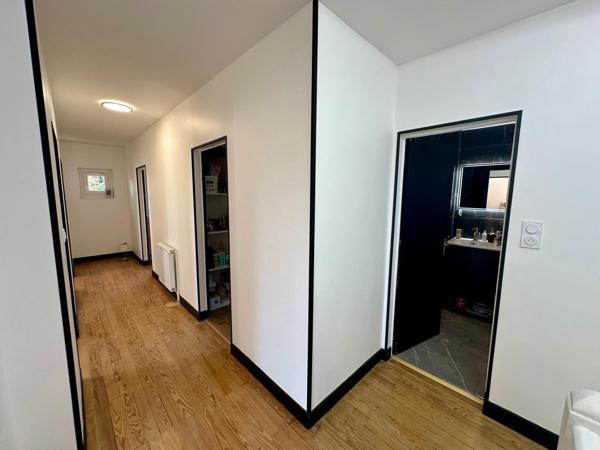 Maison située au cœur de la ville de Nogaro d'environ 140m² sur un terrain de 700m² avec garage.