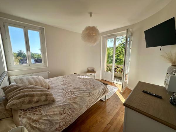 Maison située au cœur de la ville de Nogaro d'environ 140m² sur un terrain de 700m² avec garage.