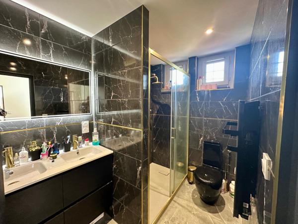 Maison située au cœur de la ville de Nogaro d'environ 140m² sur un terrain de 700m² avec garage.