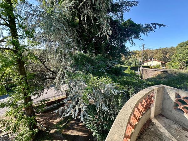 Maison située au cœur de la ville de Nogaro d'environ 140m² sur un terrain de 700m² avec garage.