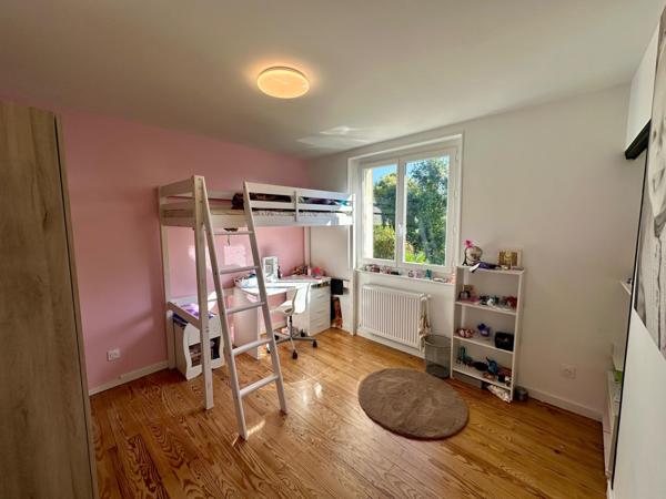 Maison située au cœur de la ville de Nogaro d'environ 140m² sur un terrain de 700m² avec garage.