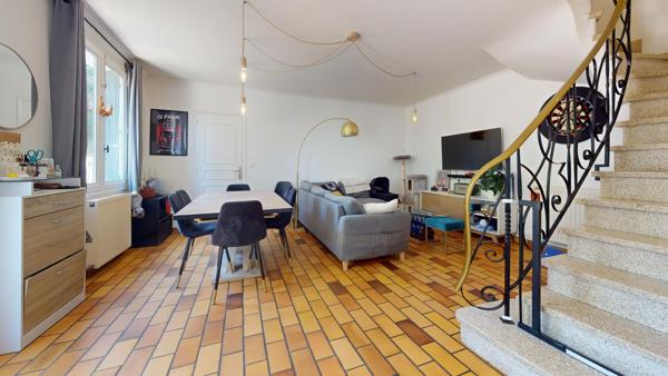 Bâtisse en pierre, 2 chambres, garage et terrain de 540 m².