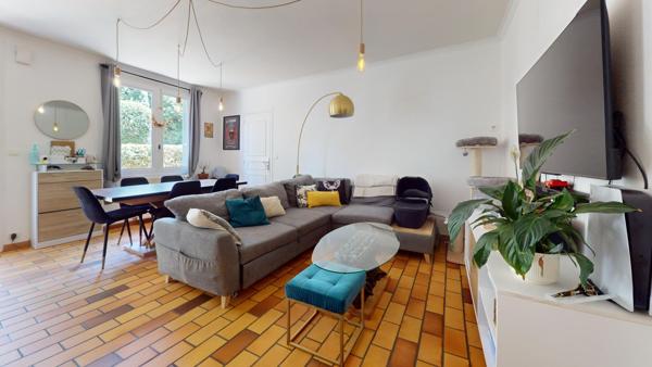 Bâtisse en pierre, 2 chambres, garage et terrain de 540 m².