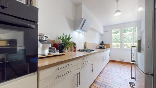 Bâtisse en pierre, 2 chambres, garage et terrain de 540 m².