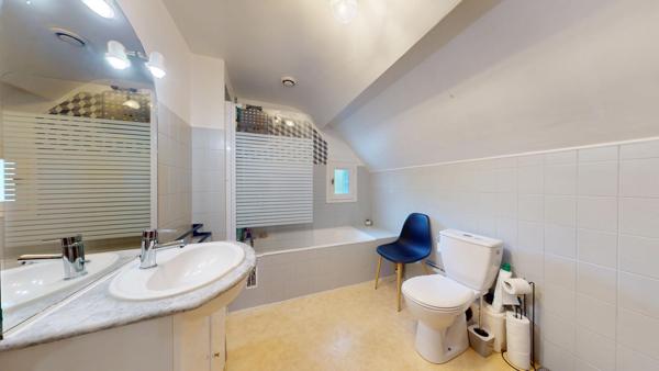 Bâtisse en pierre, 2 chambres, garage et terrain de 540 m².