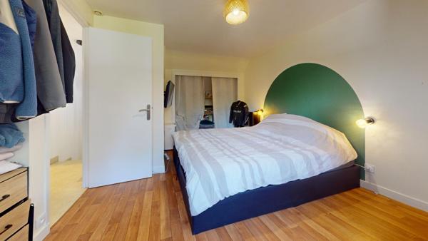 Bâtisse en pierre, 2 chambres, garage et terrain de 540 m².