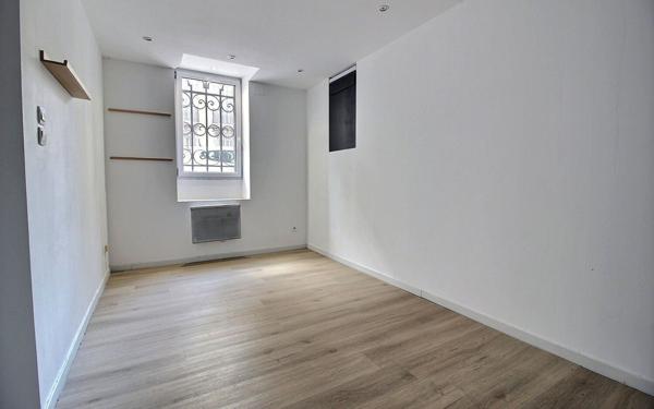 Appartement à vendre    2 pièces • 24 m2 Marseille 8
