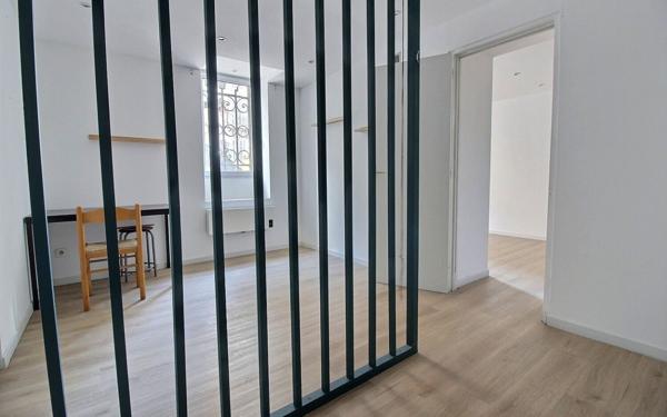 Appartement à vendre    2 pièces • 24 m2 Marseille 8
