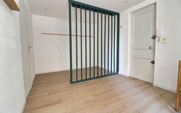 Appartement à vendre    2 pièces • 24 m2 Marseille 8