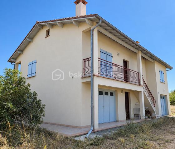 Située sur la commune de Launaguet, découvrez cette maison d’environ 170 m² habitables, implantée sur un vaste terrain de 2 600 m².

Au rez-de-chaussée, la maison dispose d’une chambre, d’une salle d’eau, de toilettes séparées ainsi que d’une cuisine. Une grande pièce d’environ 30 m², intégrée à la surface habitable, offre un espace polyvalent pouvant être aménagé selon les besoins. Un espace supplémentaire d’environ 12 m² complète ce niveau et est actuellement dédié aux cuves à fioul.

À l’étage, vous découvrirez un séjour d’environ 30 m², deux chambres, une deuxième cuisine, une salle de bains et des toilettes. Cet étage bénéficie également d’un grand balcon et de sa propre entrée, offrant une configuration permettant de profiter d’espaces bien distincts ou d’envisager un projet locatif.

Les combles, actuellement non aménagés, offrent également la possibilité de créer des pièces supplémentaires et d’augmenter la surface habitable selon vos projets.

À l’extérieur, le terrain de 2 600 m² offre un bel espace, idéal pour profiter des lieux et concrétiser différents projets.

Une maison offrant de nombreuses possibilités d’aménagement, dans un environnement privilégié à Launaguet.