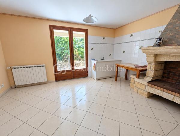 Située sur la commune de Launaguet, découvrez cette maison d’environ 170 m² habitables, implantée sur un vaste terrain de 2 600 m².

Au rez-de-chaussée, la maison dispose d’une chambre, d’une salle d’eau, de toilettes séparées ainsi que d’une cuisine. Une grande pièce d’environ 30 m², intégrée à la surface habitable, offre un espace polyvalent pouvant être aménagé selon les besoins. Un espace supplémentaire d’environ 12 m² complète ce niveau et est actuellement dédié aux cuves à fioul.

À l’étage, vous découvrirez un séjour d’environ 30 m², deux chambres, une deuxième cuisine, une salle de bains et des toilettes. Cet étage bénéficie également d’un grand balcon et de sa propre entrée, offrant une configuration permettant de profiter d’espaces bien distincts ou d’envisager un projet locatif.

Les combles, actuellement non aménagés, offrent également la possibilité de créer des pièces supplémentaires et d’augmenter la surface habitable selon vos projets.

À l’extérieur, le terrain de 2 600 m² offre un bel espace, idéal pour profiter des lieux et concrétiser différents projets.

Une maison offrant de nombreuses possibilités d’aménagement, dans un environnement privilégié à Launaguet.
