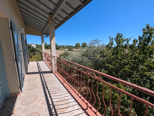Située sur la commune de Launaguet, découvrez cette maison d’environ 170 m² habitables, implantée sur un vaste terrain de 2 600 m².

Au rez-de-chaussée, la maison dispose d’une chambre, d’une salle d’eau, de toilettes séparées ainsi que d’une cuisine. Une grande pièce d’environ 30 m², intégrée à la surface habitable, offre un espace polyvalent pouvant être aménagé selon les besoins. Un espace supplémentaire d’environ 12 m² complète ce niveau et est actuellement dédié aux cuves à fioul.

À l’étage, vous découvrirez un séjour d’environ 30 m², deux chambres, une deuxième cuisine, une salle de bains et des toilettes. Cet étage bénéficie également d’un grand balcon et de sa propre entrée, offrant une configuration permettant de profiter d’espaces bien distincts ou d’envisager un projet locatif.

Les combles, actuellement non aménagés, offrent également la possibilité de créer des pièces supplémentaires et d’augmenter la surface habitable selon vos projets.

À l’extérieur, le terrain de 2 600 m² offre un bel espace, idéal pour profiter des lieux et concrétiser différents projets.

Une maison offrant de nombreuses possibilités d’aménagement, dans un environnement privilégié à Launaguet.