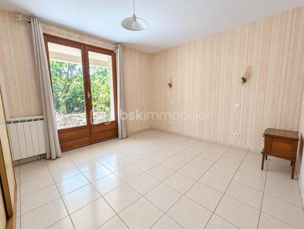 Située sur la commune de Launaguet, découvrez cette maison d’environ 170 m² habitables, implantée sur un vaste terrain de 2 600 m².

Au rez-de-chaussée, la maison dispose d’une chambre, d’une salle d’eau, de toilettes séparées ainsi que d’une cuisine. Une grande pièce d’environ 30 m², intégrée à la surface habitable, offre un espace polyvalent pouvant être aménagé selon les besoins. Un espace supplémentaire d’environ 12 m² complète ce niveau et est actuellement dédié aux cuves à fioul.

À l’étage, vous découvrirez un séjour d’environ 30 m², deux chambres, une deuxième cuisine, une salle de bains et des toilettes. Cet étage bénéficie également d’un grand balcon et de sa propre entrée, offrant une configuration permettant de profiter d’espaces bien distincts ou d’envisager un projet locatif.

Les combles, actuellement non aménagés, offrent également la possibilité de créer des pièces supplémentaires et d’augmenter la surface habitable selon vos projets.

À l’extérieur, le terrain de 2 600 m² offre un bel espace, idéal pour profiter des lieux et concrétiser différents projets.

Une maison offrant de nombreuses possibilités d’aménagement, dans un environnement privilégié à Launaguet.