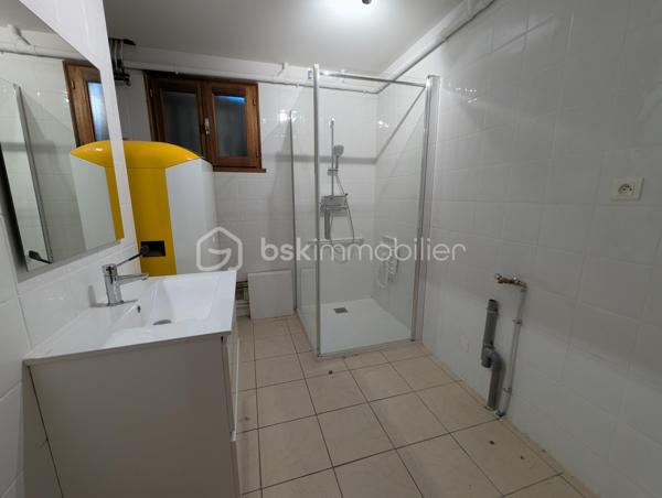 Située sur la commune de Launaguet, découvrez cette maison d’environ 170 m² habitables, implantée sur un vaste terrain de 2 600 m².

Au rez-de-chaussée, la maison dispose d’une chambre, d’une salle d’eau, de toilettes séparées ainsi que d’une cuisine. Une grande pièce d’environ 30 m², intégrée à la surface habitable, offre un espace polyvalent pouvant être aménagé selon les besoins. Un espace supplémentaire d’environ 12 m² complète ce niveau et est actuellement dédié aux cuves à fioul.

À l’étage, vous découvrirez un séjour d’environ 30 m², deux chambres, une deuxième cuisine, une salle de bains et des toilettes. Cet étage bénéficie également d’un grand balcon et de sa propre entrée, offrant une configuration permettant de profiter d’espaces bien distincts ou d’envisager un projet locatif.

Les combles, actuellement non aménagés, offrent également la possibilité de créer des pièces supplémentaires et d’augmenter la surface habitable selon vos projets.

À l’extérieur, le terrain de 2 600 m² offre un bel espace, idéal pour profiter des lieux et concrétiser différents projets.

Une maison offrant de nombreuses possibilités d’aménagement, dans un environnement privilégié à Launaguet.