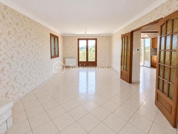 Située sur la commune de Launaguet, découvrez cette maison d’environ 170 m² habitables, implantée sur un vaste terrain de 2 600 m².

Au rez-de-chaussée, la maison dispose d’une chambre, d’une salle d’eau, de toilettes séparées ainsi que d’une cuisine. Une grande pièce d’environ 30 m², intégrée à la surface habitable, offre un espace polyvalent pouvant être aménagé selon les besoins. Un espace supplémentaire d’environ 12 m² complète ce niveau et est actuellement dédié aux cuves à fioul.

À l’étage, vous découvrirez un séjour d’environ 30 m², deux chambres, une deuxième cuisine, une salle de bains et des toilettes. Cet étage bénéficie également d’un grand balcon et de sa propre entrée, offrant une configuration permettant de profiter d’espaces bien distincts ou d’envisager un projet locatif.

Les combles, actuellement non aménagés, offrent également la possibilité de créer des pièces supplémentaires et d’augmenter la surface habitable selon vos projets.

À l’extérieur, le terrain de 2 600 m² offre un bel espace, idéal pour profiter des lieux et concrétiser différents projets.

Une maison offrant de nombreuses possibilités d’aménagement, dans un environnement privilégié à Launaguet.