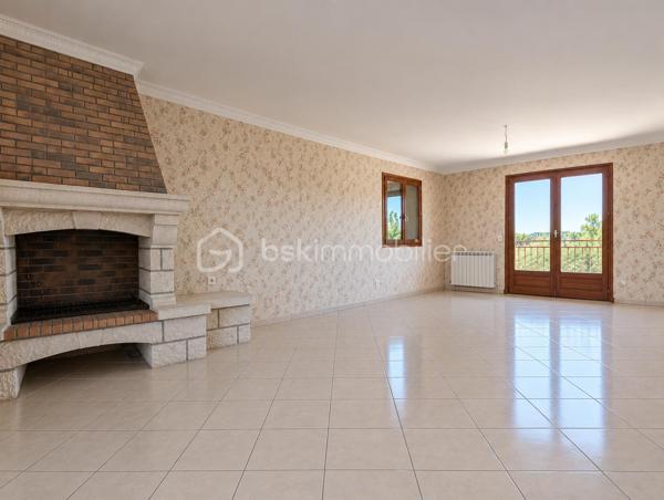 Située sur la commune de Launaguet, découvrez cette maison d’environ 170 m² habitables, implantée sur un vaste terrain de 2 600 m².

Au rez-de-chaussée, la maison dispose d’une chambre, d’une salle d’eau, de toilettes séparées ainsi que d’une cuisine. Une grande pièce d’environ 30 m², intégrée à la surface habitable, offre un espace polyvalent pouvant être aménagé selon les besoins. Un espace supplémentaire d’environ 12 m² complète ce niveau et est actuellement dédié aux cuves à fioul.

À l’étage, vous découvrirez un séjour d’environ 30 m², deux chambres, une deuxième cuisine, une salle de bains et des toilettes. Cet étage bénéficie également d’un grand balcon et de sa propre entrée, offrant une configuration permettant de profiter d’espaces bien distincts ou d’envisager un projet locatif.

Les combles, actuellement non aménagés, offrent également la possibilité de créer des pièces supplémentaires et d’augmenter la surface habitable selon vos projets.

À l’extérieur, le terrain de 2 600 m² offre un bel espace, idéal pour profiter des lieux et concrétiser différents projets.

Une maison offrant de nombreuses possibilités d’aménagement, dans un environnement privilégié à Launaguet.
