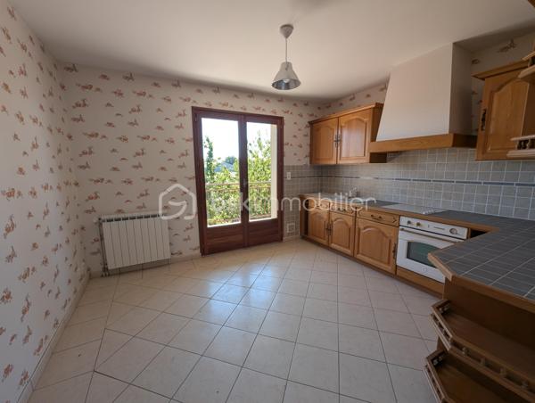 Située sur la commune de Launaguet, découvrez cette maison d’environ 170 m² habitables, implantée sur un vaste terrain de 2 600 m².

Au rez-de-chaussée, la maison dispose d’une chambre, d’une salle d’eau, de toilettes séparées ainsi que d’une cuisine. Une grande pièce d’environ 30 m², intégrée à la surface habitable, offre un espace polyvalent pouvant être aménagé selon les besoins. Un espace supplémentaire d’environ 12 m² complète ce niveau et est actuellement dédié aux cuves à fioul.

À l’étage, vous découvrirez un séjour d’environ 30 m², deux chambres, une deuxième cuisine, une salle de bains et des toilettes. Cet étage bénéficie également d’un grand balcon et de sa propre entrée, offrant une configuration permettant de profiter d’espaces bien distincts ou d’envisager un projet locatif.

Les combles, actuellement non aménagés, offrent également la possibilité de créer des pièces supplémentaires et d’augmenter la surface habitable selon vos projets.

À l’extérieur, le terrain de 2 600 m² offre un bel espace, idéal pour profiter des lieux et concrétiser différents projets.

Une maison offrant de nombreuses possibilités d’aménagement, dans un environnement privilégié à Launaguet.