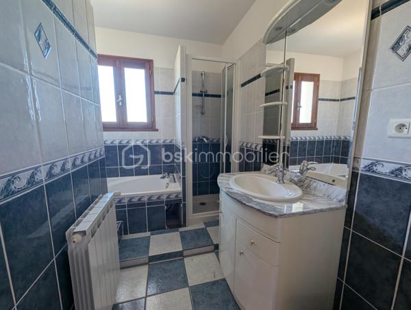 Située sur la commune de Launaguet, découvrez cette maison d’environ 170 m² habitables, implantée sur un vaste terrain de 2 600 m².

Au rez-de-chaussée, la maison dispose d’une chambre, d’une salle d’eau, de toilettes séparées ainsi que d’une cuisine. Une grande pièce d’environ 30 m², intégrée à la surface habitable, offre un espace polyvalent pouvant être aménagé selon les besoins. Un espace supplémentaire d’environ 12 m² complète ce niveau et est actuellement dédié aux cuves à fioul.

À l’étage, vous découvrirez un séjour d’environ 30 m², deux chambres, une deuxième cuisine, une salle de bains et des toilettes. Cet étage bénéficie également d’un grand balcon et de sa propre entrée, offrant une configuration permettant de profiter d’espaces bien distincts ou d’envisager un projet locatif.

Les combles, actuellement non aménagés, offrent également la possibilité de créer des pièces supplémentaires et d’augmenter la surface habitable selon vos projets.

À l’extérieur, le terrain de 2 600 m² offre un bel espace, idéal pour profiter des lieux et concrétiser différents projets.

Une maison offrant de nombreuses possibilités d’aménagement, dans un environnement privilégié à Launaguet.