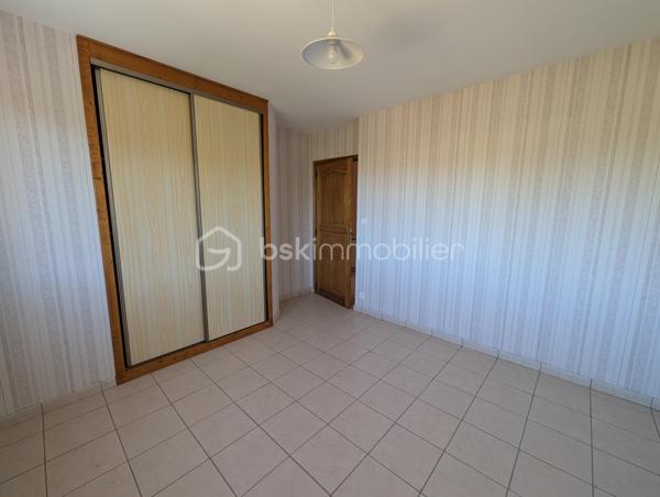 Située sur la commune de Launaguet, découvrez cette maison d’environ 170 m² habitables, implantée sur un vaste terrain de 2 600 m².

Au rez-de-chaussée, la maison dispose d’une chambre, d’une salle d’eau, de toilettes séparées ainsi que d’une cuisine. Une grande pièce d’environ 30 m², intégrée à la surface habitable, offre un espace polyvalent pouvant être aménagé selon les besoins. Un espace supplémentaire d’environ 12 m² complète ce niveau et est actuellement dédié aux cuves à fioul.

À l’étage, vous découvrirez un séjour d’environ 30 m², deux chambres, une deuxième cuisine, une salle de bains et des toilettes. Cet étage bénéficie également d’un grand balcon et de sa propre entrée, offrant une configuration permettant de profiter d’espaces bien distincts ou d’envisager un projet locatif.

Les combles, actuellement non aménagés, offrent également la possibilité de créer des pièces supplémentaires et d’augmenter la surface habitable selon vos projets.

À l’extérieur, le terrain de 2 600 m² offre un bel espace, idéal pour profiter des lieux et concrétiser différents projets.

Une maison offrant de nombreuses possibilités d’aménagement, dans un environnement privilégié à Launaguet.
