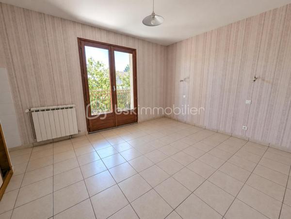 Située sur la commune de Launaguet, découvrez cette maison d’environ 170 m² habitables, implantée sur un vaste terrain de 2 600 m².

Au rez-de-chaussée, la maison dispose d’une chambre, d’une salle d’eau, de toilettes séparées ainsi que d’une cuisine. Une grande pièce d’environ 30 m², intégrée à la surface habitable, offre un espace polyvalent pouvant être aménagé selon les besoins. Un espace supplémentaire d’environ 12 m² complète ce niveau et est actuellement dédié aux cuves à fioul.

À l’étage, vous découvrirez un séjour d’environ 30 m², deux chambres, une deuxième cuisine, une salle de bains et des toilettes. Cet étage bénéficie également d’un grand balcon et de sa propre entrée, offrant une configuration permettant de profiter d’espaces bien distincts ou d’envisager un projet locatif.

Les combles, actuellement non aménagés, offrent également la possibilité de créer des pièces supplémentaires et d’augmenter la surface habitable selon vos projets.

À l’extérieur, le terrain de 2 600 m² offre un bel espace, idéal pour profiter des lieux et concrétiser différents projets.

Une maison offrant de nombreuses possibilités d’aménagement, dans un environnement privilégié à Launaguet.