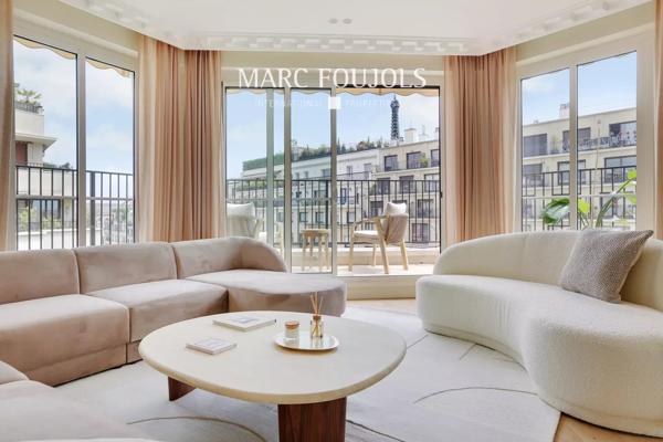 Paris XVI Trocadero : appartement d’angle rénové et meublé avec terrasse et vue