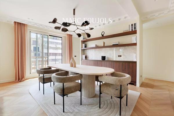 Paris XVI Trocadero : appartement d’angle rénové et meublé avec terrasse et vue