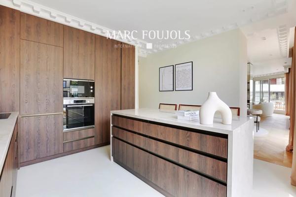 Paris XVI Trocadero : appartement d’angle rénové et meublé avec terrasse et vue